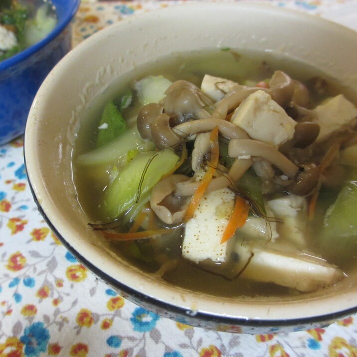 チンゲン菜と豆腐ときのこの和風スープ